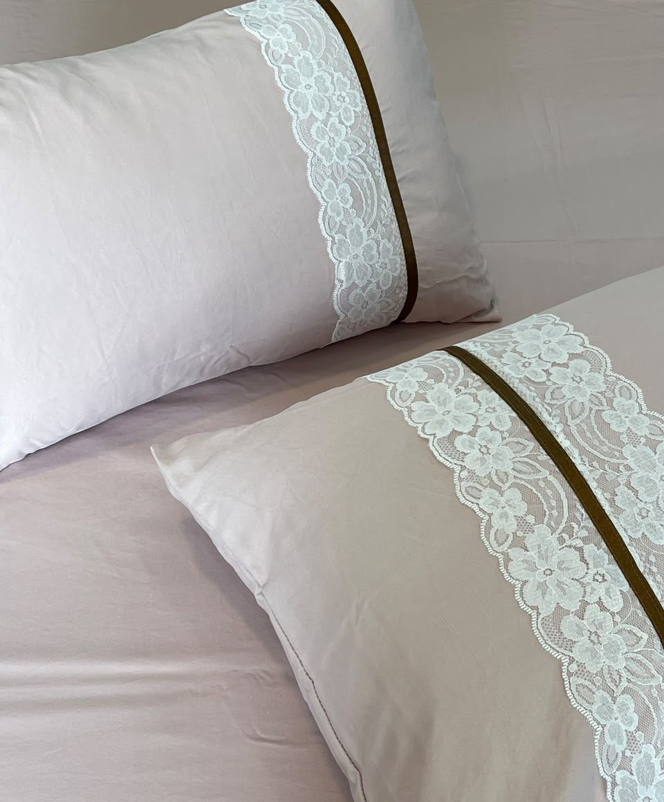 Glace Cotton 5 Piece King Bedding Set With Lace Pillow Covers in Lilac